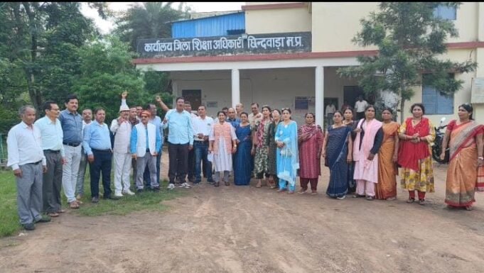 इ अटेंडेंस का विरोध एवं द्वितीय क्रमोन्नति एरियर्स एवं वेतन निर्धारण के लिए मुख्यमंत्री के नाम ज्ञापन