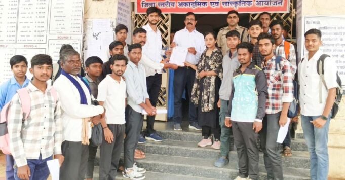 पीएम एक्सीलेंस कॉलेज में सैकड़ो छात्र शिक्षा के अधिकार से वंचित एनएसयूआई ने सौंपा ज्ञापन