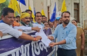 पिछड़े वर्ग समुदाय की विभिन्न मांगों को लेकर ओबीसी महासभा ने सौंपा ज्ञापन