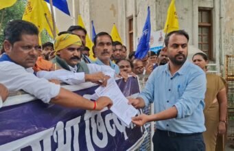 पिछड़े वर्ग समुदाय की विभिन्न मांगों को लेकर ओबीसी महासभा ने सौंपा ज्ञापन