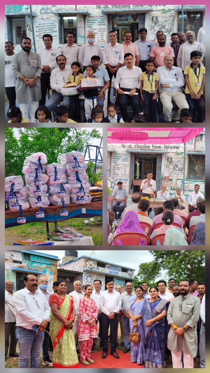 कलेक्टर के हस्ते शा.प्रा.शा.पौनारी (मोहखेड़) के छात्रों को उपहार वितरित किये गये