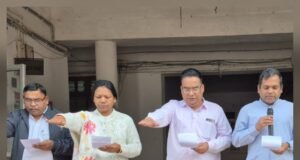 जिला निर्वाचन अधिकारी श्री नारायन ने कलेक्टर कार्यालय में दिलाई मतदाता शपथ