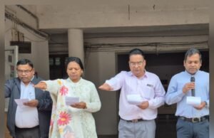 जिला निर्वाचन अधिकारी श्री नारायन ने कलेक्टर कार्यालय में दिलाई मतदाता शपथ