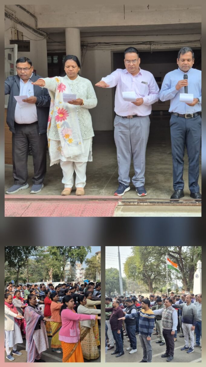 जिला निर्वाचन अधिकारी श्री नारायन ने कलेक्टर कार्यालय में दिलाई मतदाता शपथ